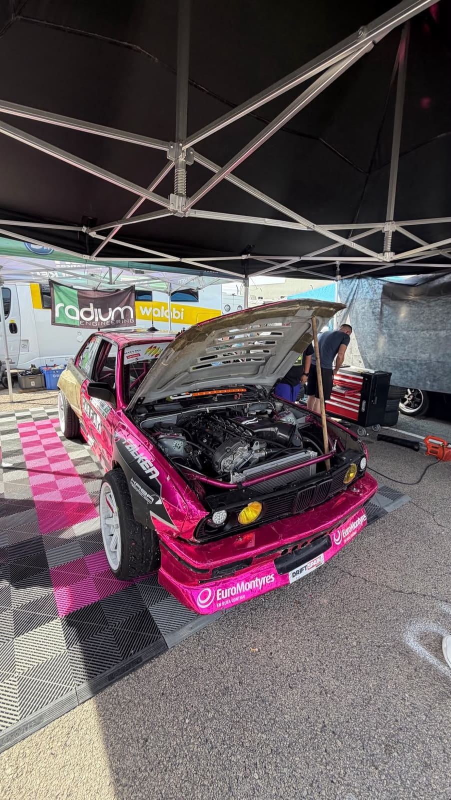 BMW E30 de Yanibel Díaz en el paddock, categoría Semi Pro