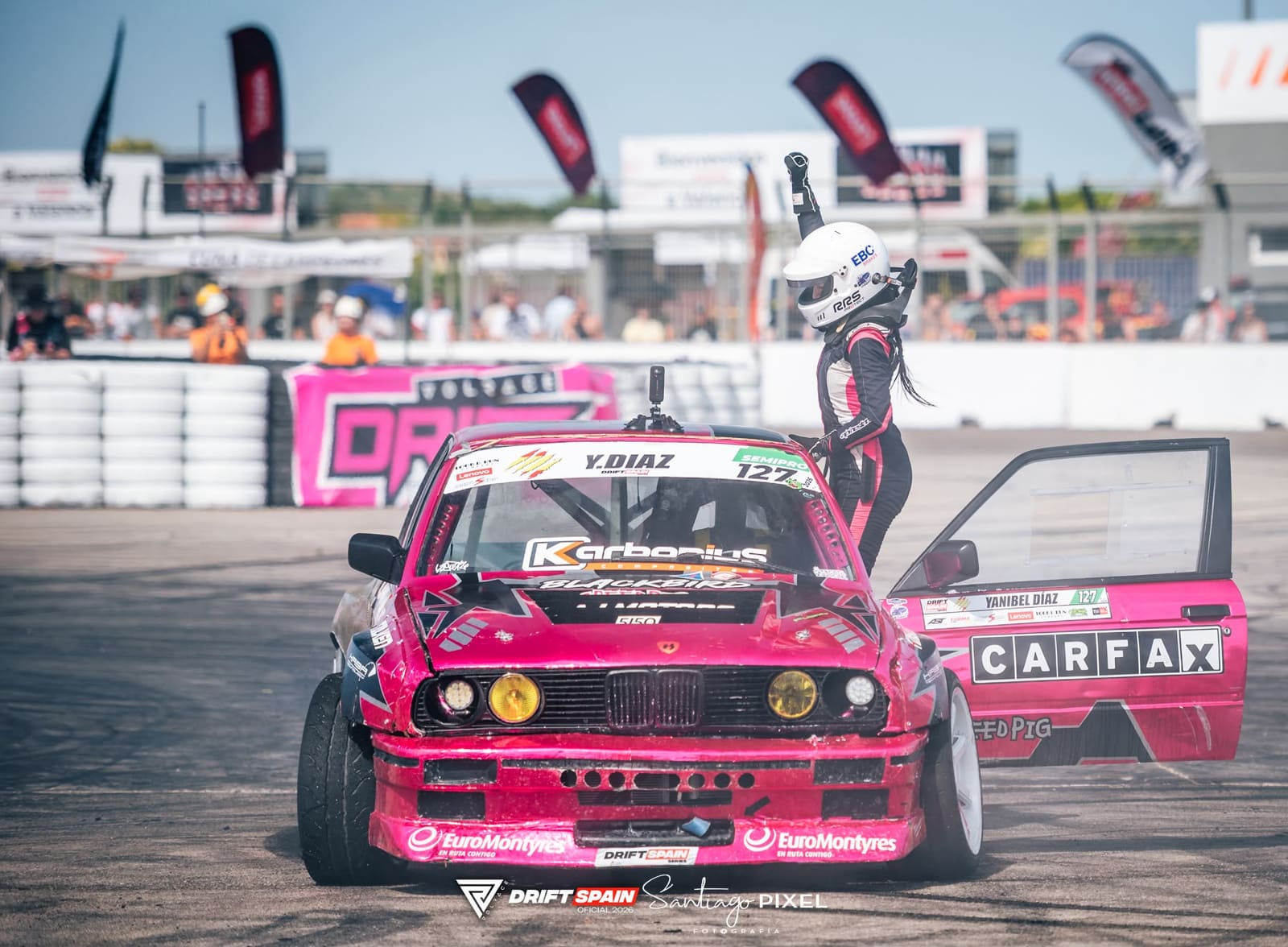 Yanibel Díaz derrapando con su BMW E30 rosa, número 127